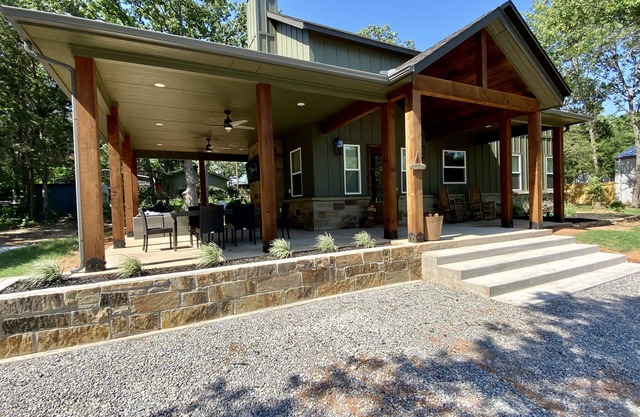 *The Lookout Lodge* less than a mile from the lake!