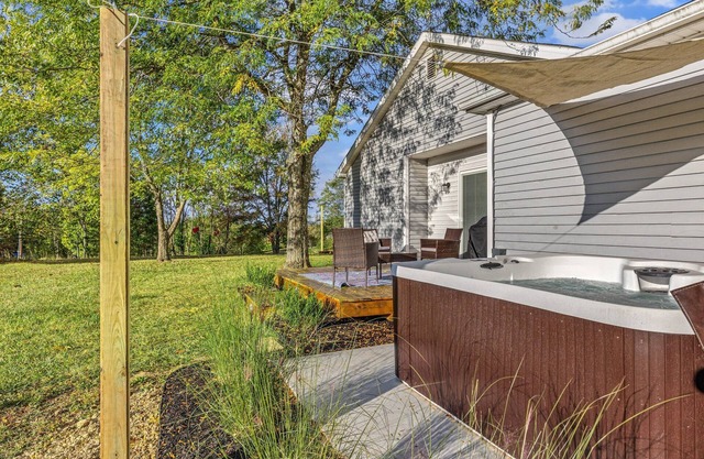 The Luxe/Hot Tub/Putt Putt/10 Miles Shaker Village