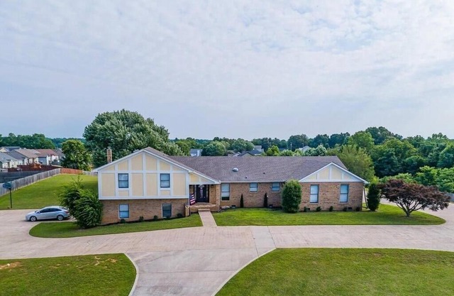 The Magnolia Suite at Hilltop Acres - Clarksville, TN (1335 Whitt Ln)