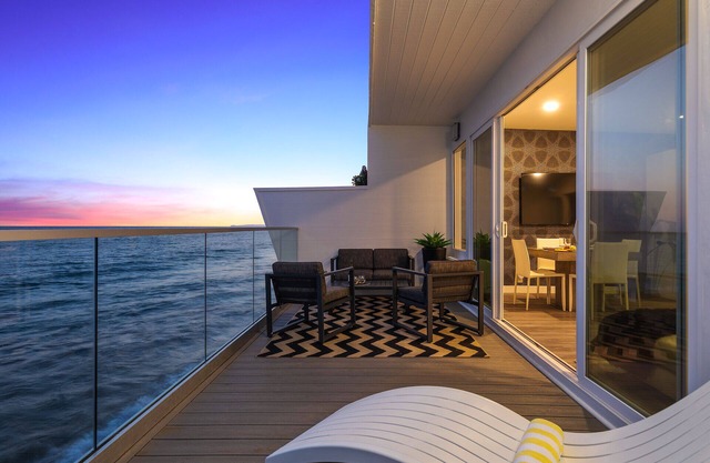 The Malibu 5 - No. 5 - Beachfront 1 Bd w pvt balcony, parking, beach access