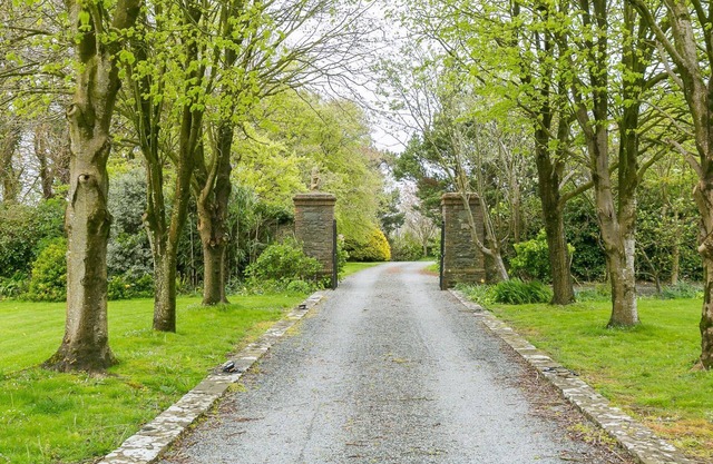 The Manor - a hot tub that sleeps 8 guests in 3 bedrooms