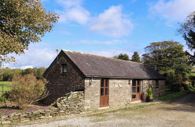 THE MEALHOUSE, pet friendly, character holiday cottage in Pelynt