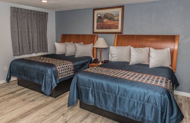 THE MINUTEMAN INN Room, 1 King Bed