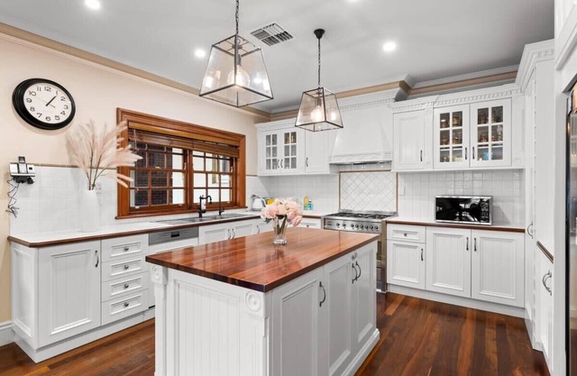 The Modern Classic Holiday Home/Wi-Fi/Parking/Cot