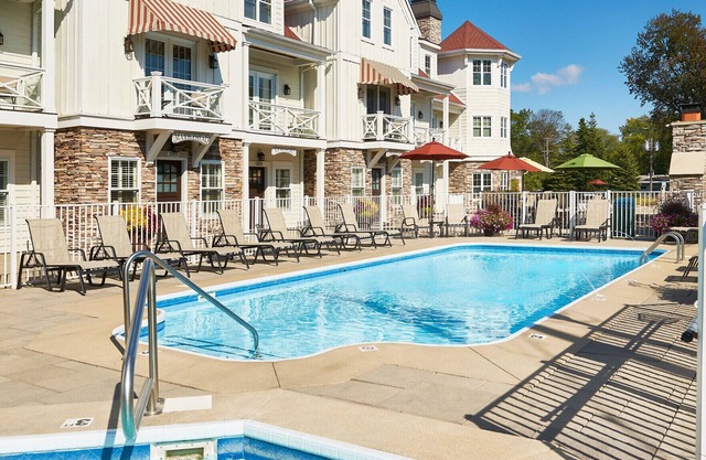 "The Newport" at The Beach House at Lake Street Luxury Townhome, Pool, Hot Tub, Golf Membership, Near Lake and Beaches