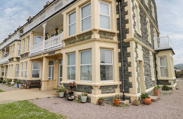 THE NOOK, pet friendly, country holiday cottage in Tywyn