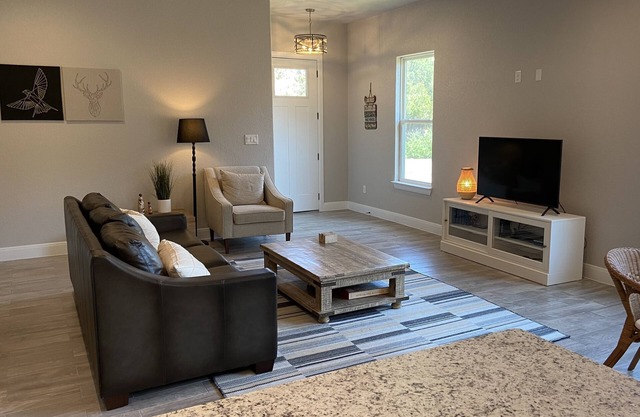 The Oakhill Cottage—stylish, family-friendly—3 min from boat ramp!