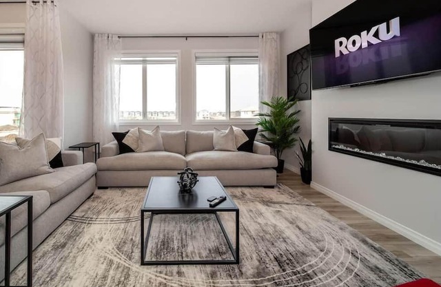 The Obsidian | AC | Sleeps 14 | Near YEG Airport