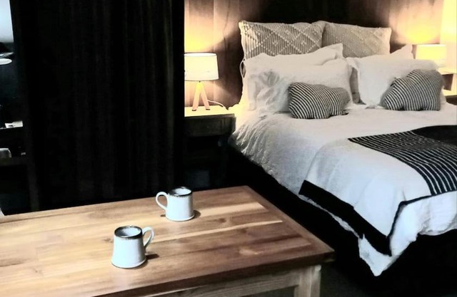 The Old Barn Annexe, cosy stay, close drive to city, beach, South Downs & Goodwood