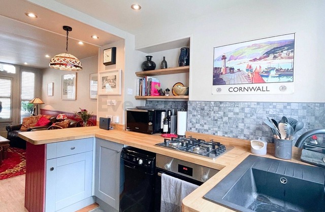 The Old Bookshop - cheerful house located in St Ives centre