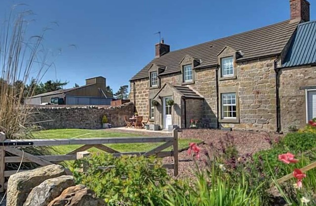 THE OLD FARMHOUSE, family friendly, luxury holiday cottage in Lowick