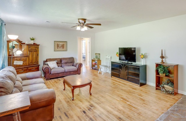 'The Old Parsonage' Pindall House w/Patio!