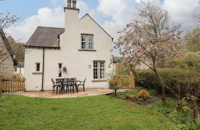 THE OLD POST HOUSE AT LOW STOTT PARK, pet friendly in Newby Bridge