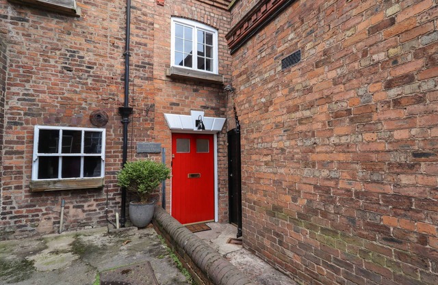 THE OLD SORTING OFFICE, pet friendly, with hot tub in Hawarden