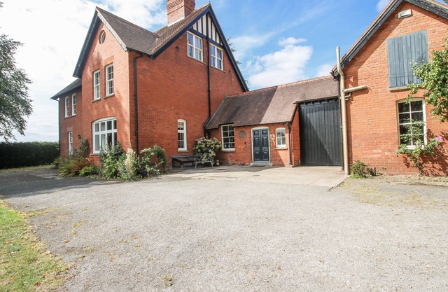 THE OLD VICARAGE, family friendly, with open fire in Leominster