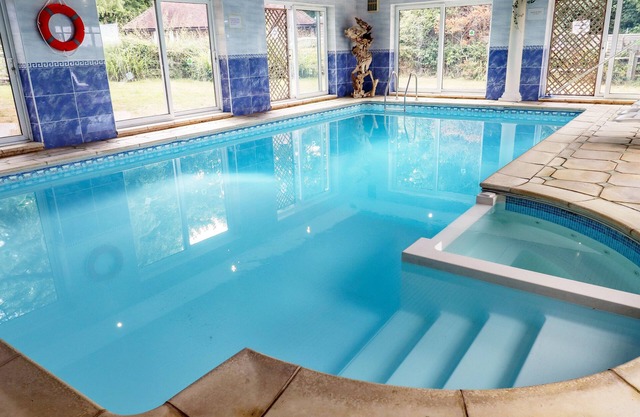 THE ORCHARD, pet friendly, character holiday cottage in Peasmarsh