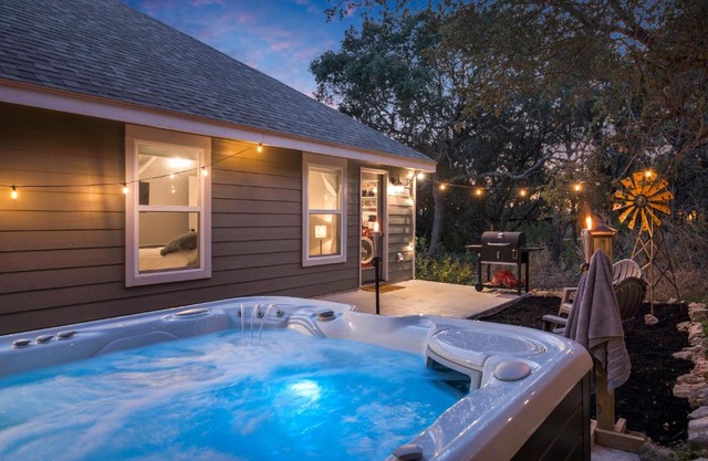 The Overlook Cottage . King Bed . Mini Lake View