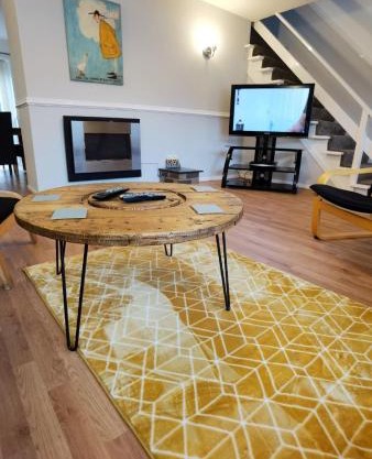 The Paddocks Huge House available for guests and contractors WiFi Parking