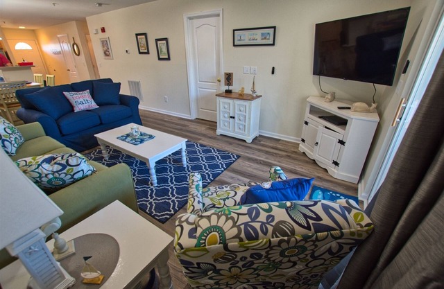 The Palms * 2BR LUXURY CONDO w FREE POOL ACCESS - Sleeps 7
