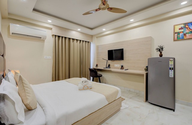 The Paras Studio Serviced Apartment with Balcony