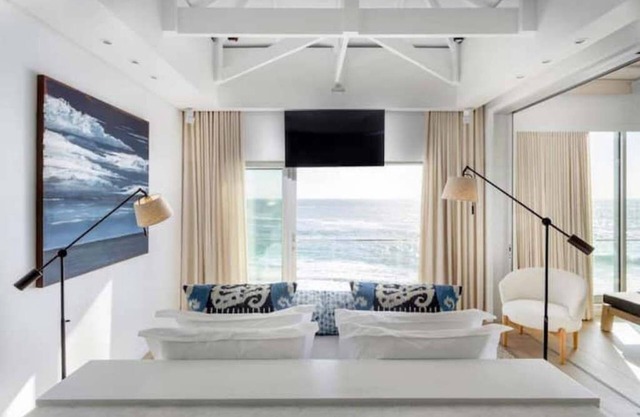 The Periwinkle: Designer Beachfront Apartment with Access Directly on the Beach