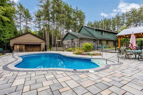 The Pines Woodland Retreat With Pool and Outdoor Pavilion