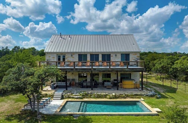 The Point-Hill Country Views-Pool+Hot Tub