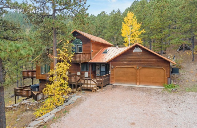 The Ponderosa Secluded Cabin 5 miles to Lake Pactola! Central air! Hot tub!WIFI!