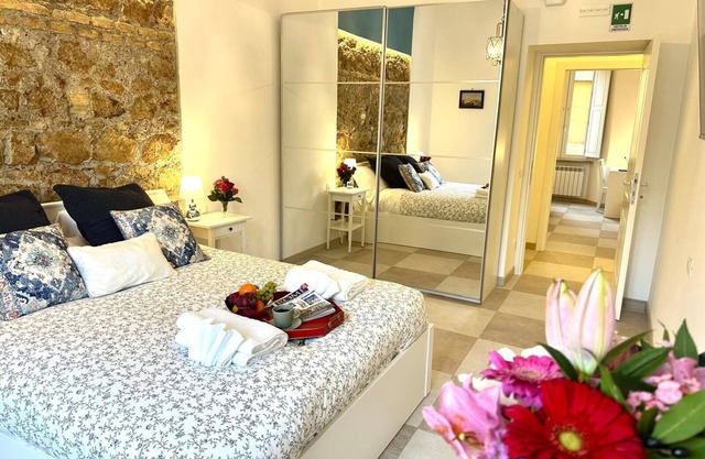 The Prince Suite: Renovated 3-bedroom/2-bathroom in Central Rome With AC