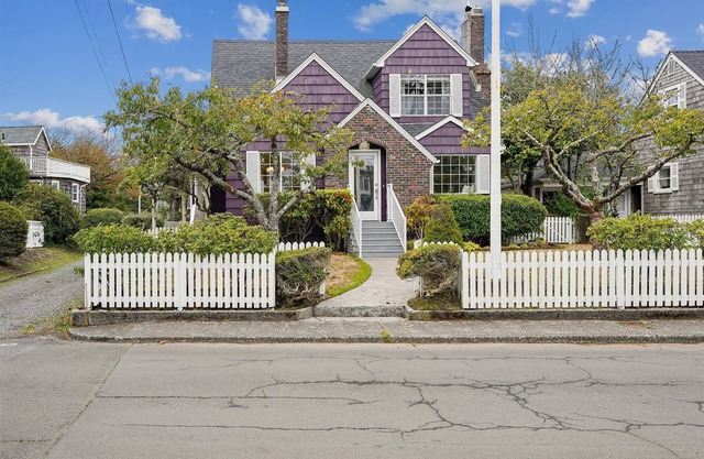 The Purple House | Sleeps 6 | Hot Tub