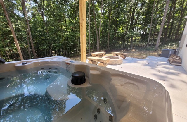 The Quana Lodge - Brand New Lodge with Wifi, Hot Tub, Firepit, and more!