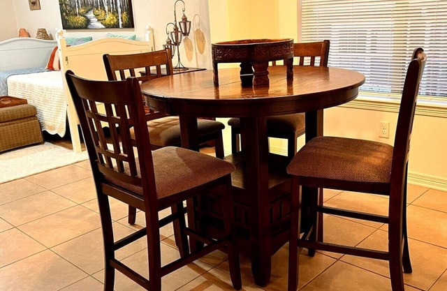 The Red Table Near Hospital district/TJC smart TV’s in all bedrooms. All Welcome