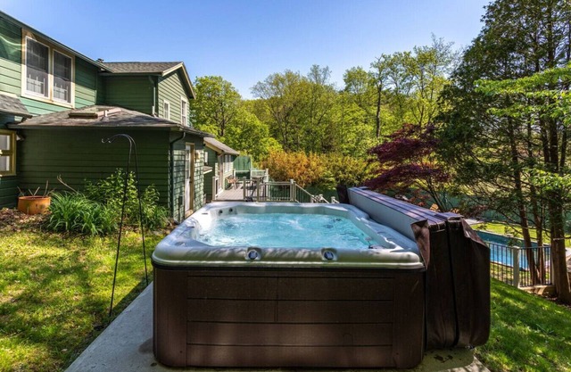 The Ridge House: Hot Tub, Fireplace, WiFi, Deck