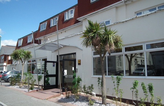 The Riviera Hotel & Holiday Apartments Alum Chine