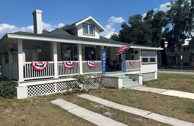 The Rose on Lakeside nMount Dora-Umatillan4 Bedrooms n2 1/2 bathrooms nSleeps 10