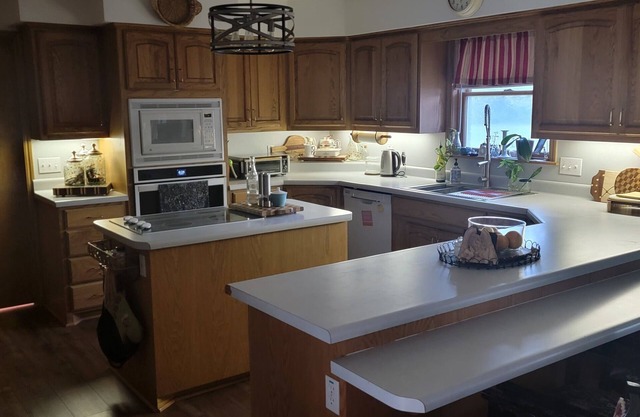 The Russell House 3 Bed 2.5 Bath Home in Stillwater 1.5 miles to OSU