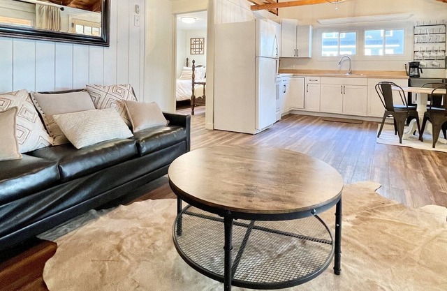 The Rustic Retreat - Lakefront Cottage on Franklin Pierce Lake!