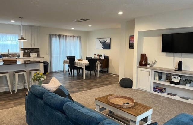 The Salsbury Star- downtown location, pet friendly