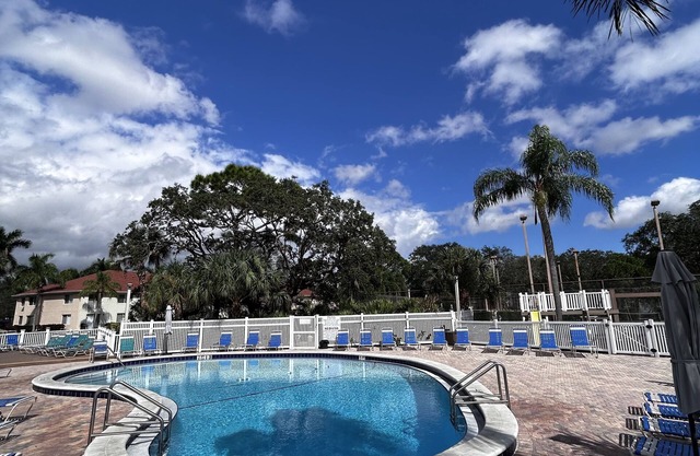 "The Salty Sugaree"-6 miles to beach, 1 mile to IMG, & multiple resort pools!