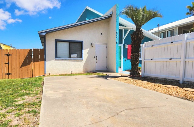 The Sandpiper King Bed 5 Min Walk to Beach!