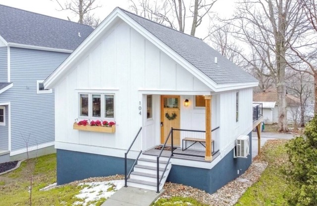 The Scandihaus Cottage 2BED/2.5 bathnWalk to the lake. Stay for the vibe