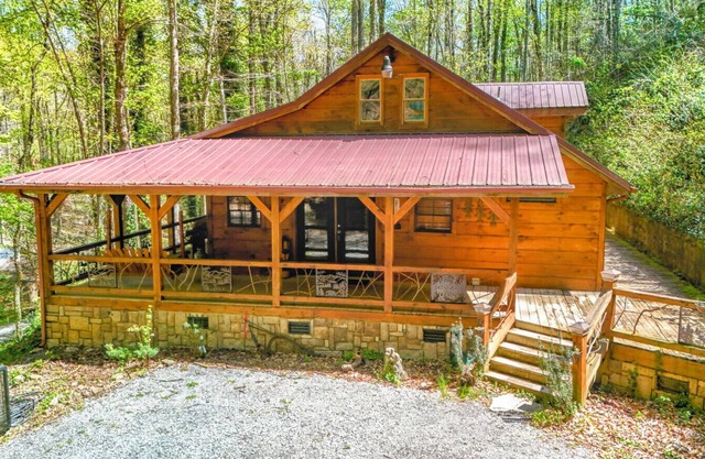 The Skinner’s Cabin: Hot Tub, Fireplace & Grill!