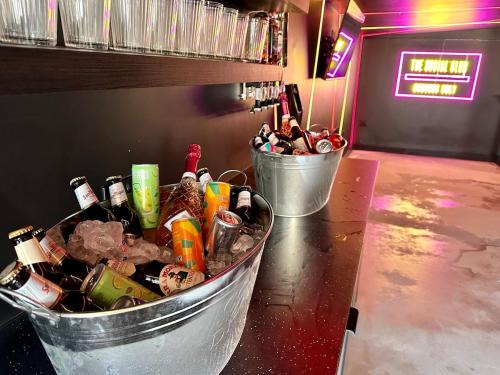 The Social Club - The Ultimate Experience - Sleeps 20 With Own Private Club