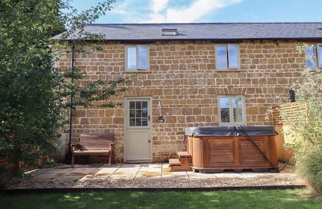 THE STABLES, pet friendly, luxury holiday cottage in Great Tew