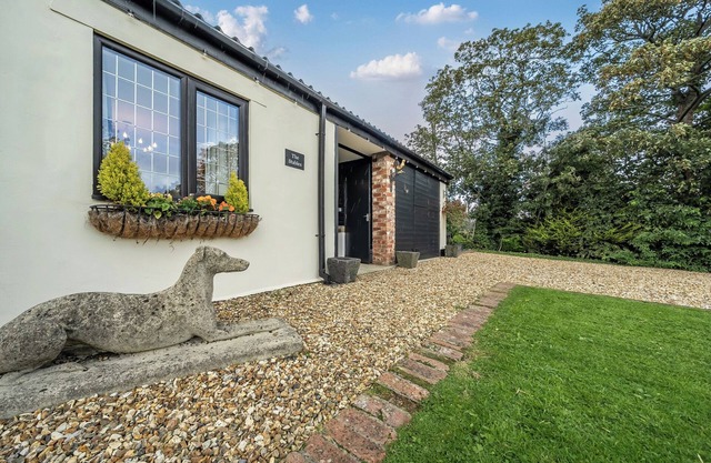 THE STABLES, romantic, character holiday cottage in Stalmine