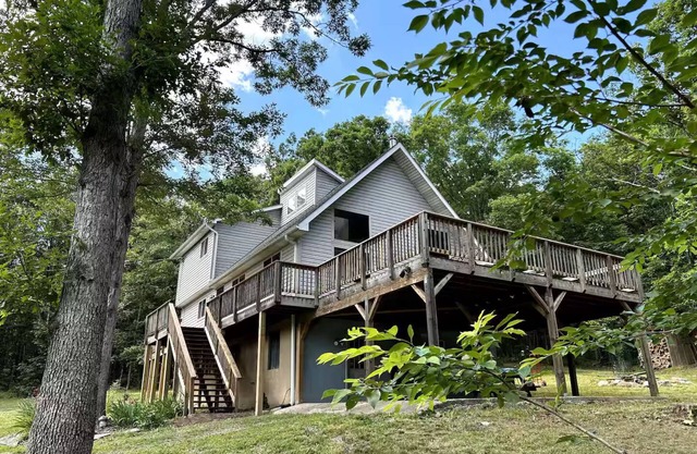 THE STARGAZER: Private lake access w/wood burning fireplace, wraparound deck