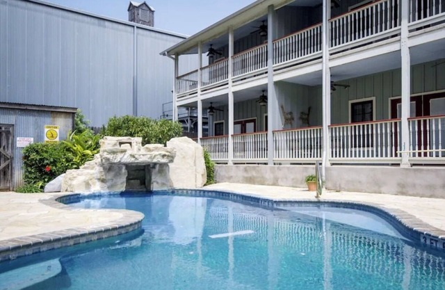 The State Haus in Gruene! Walk to Gruene Hall and much more! Tube from property