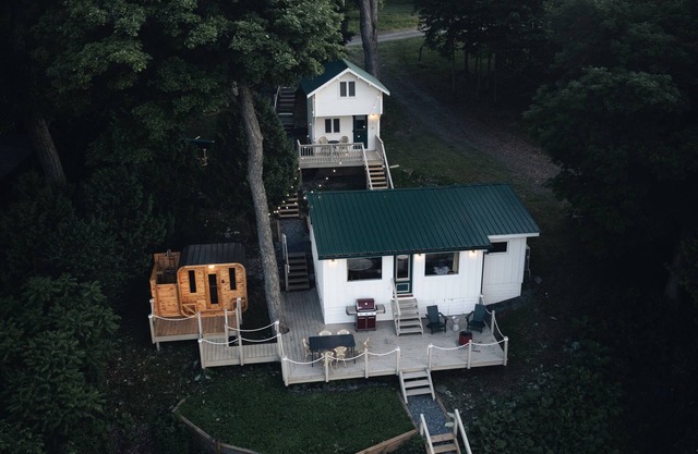 The Tacklebox: Lakeside Treehouse with Sauna & Hot Tub