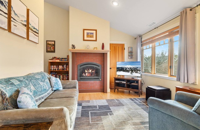 The Three Sisters! Walk to Downtown - 2BDR