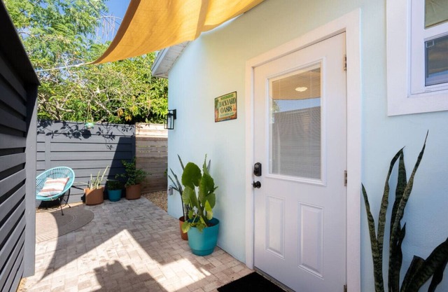 The Tiny Mockingbird Bungalow! 1 bed/1 bath, min. to St. Pete beaches